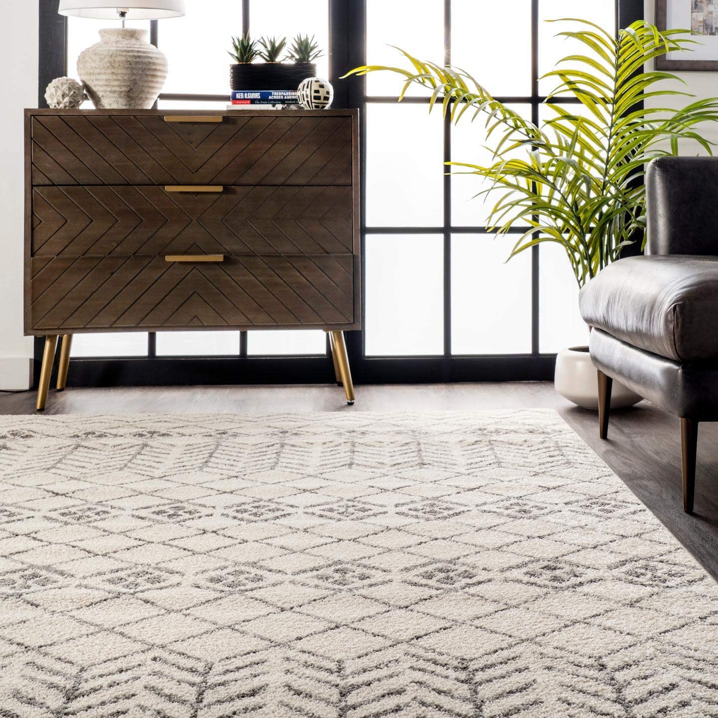 Kenzie Geometric Diamond Area Rug, Off-white