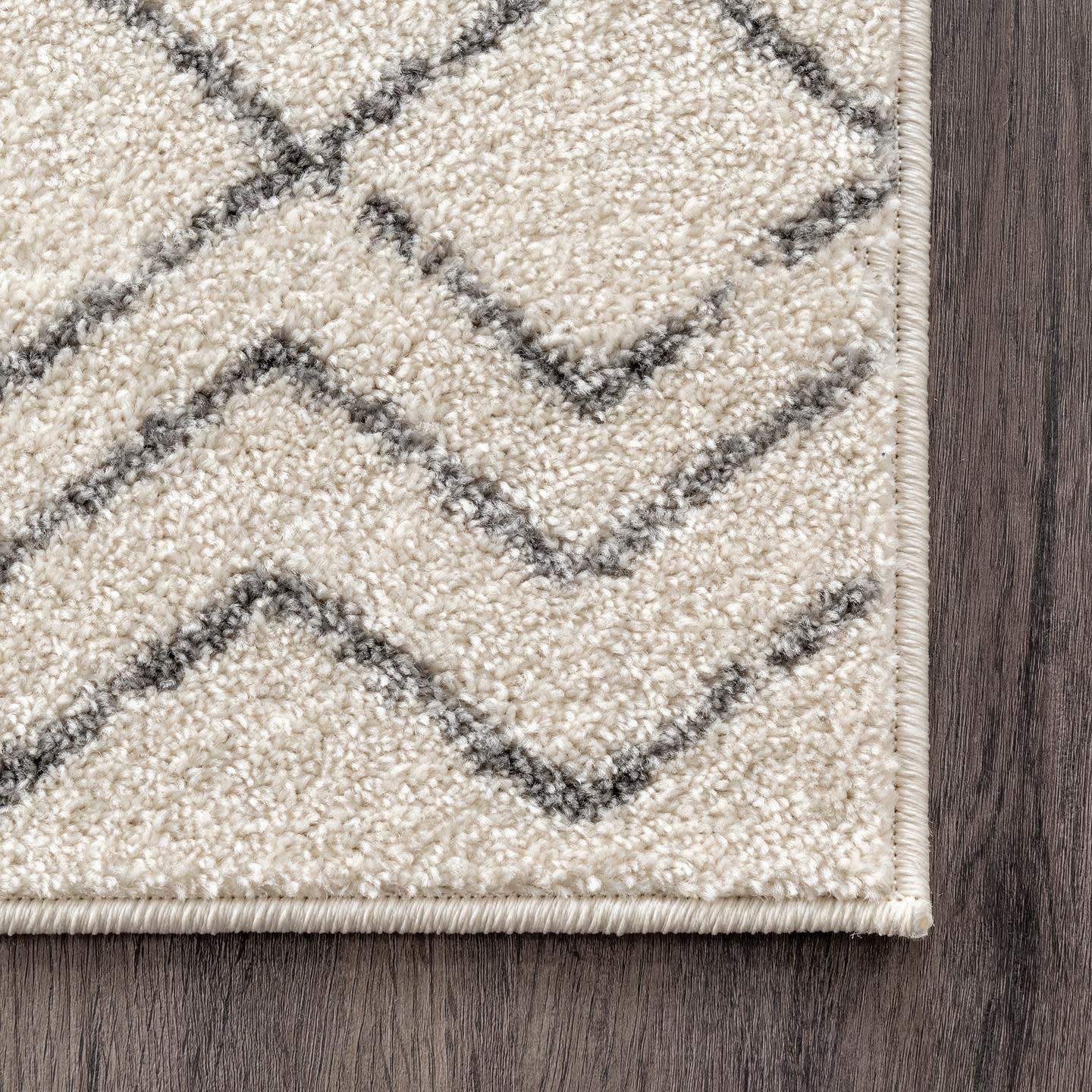 Kenzie Geometric Diamond Area Rug, Off-white