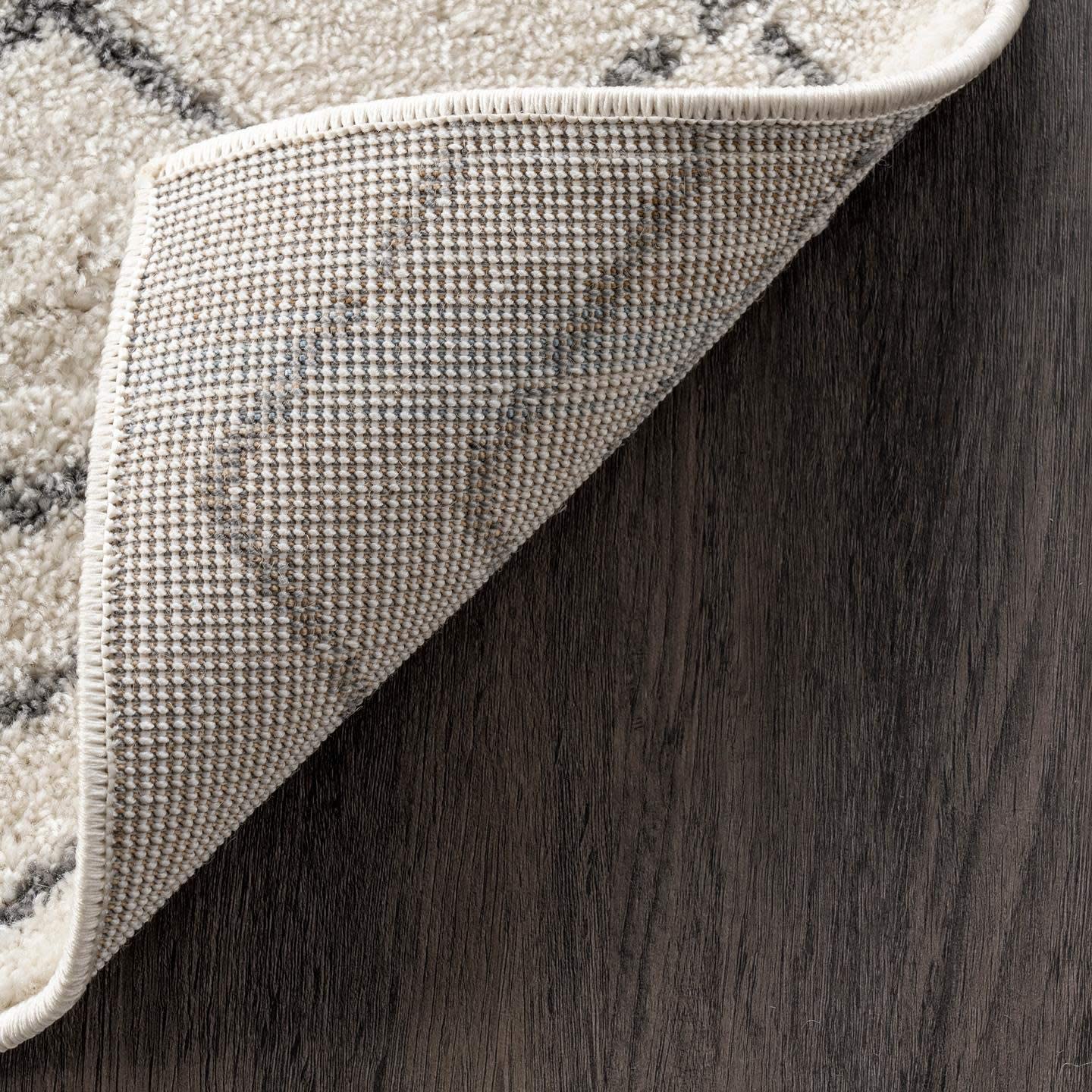 Kenzie Geometric Diamond Area Rug, Off-white