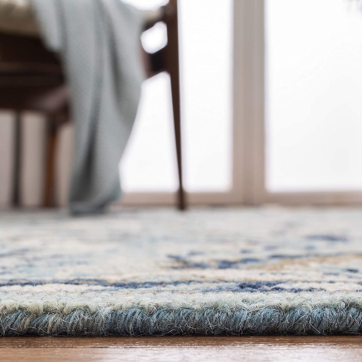 Blossom Collection Handmade Tassel Premium Wool Accent Rug Blue / Ivory