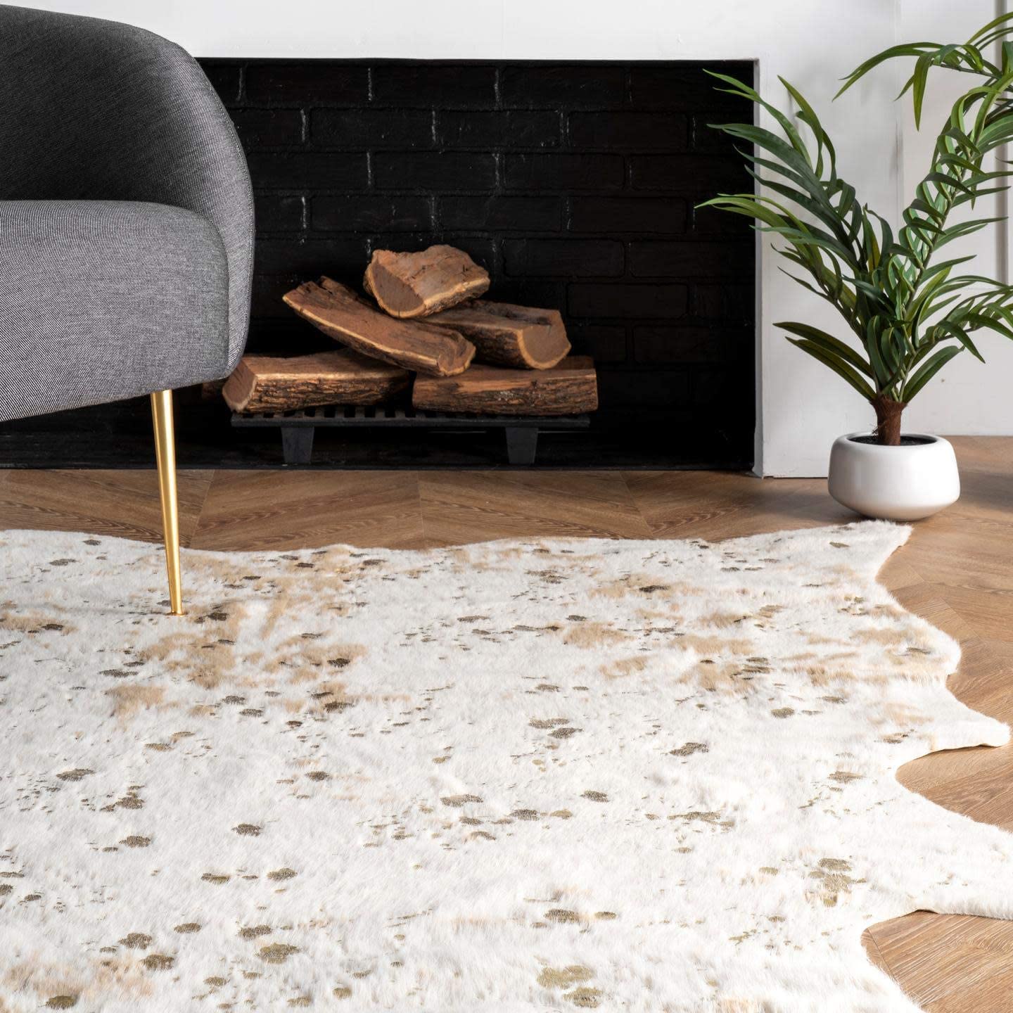 Faux Cowhide Shaped Rug Off-white