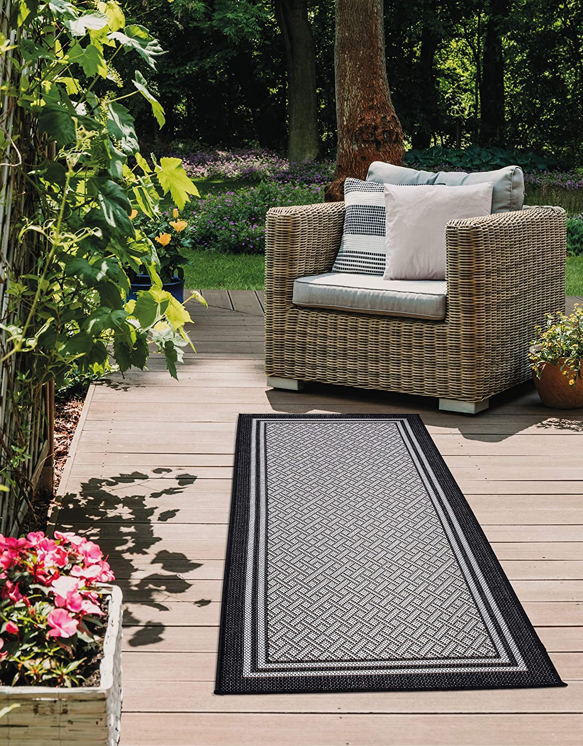 Jardin Indoor/Outdoor Bordered Runner Rug, Black, 2'X5',