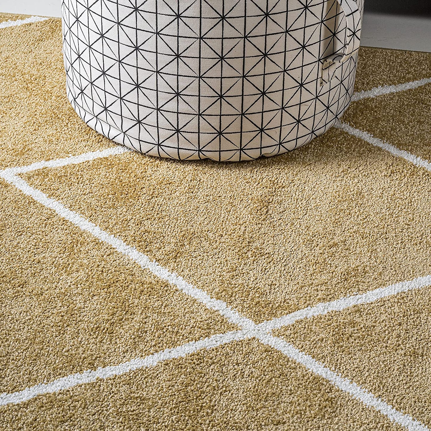 Minimalist Diamond Trellis soft Area Rug