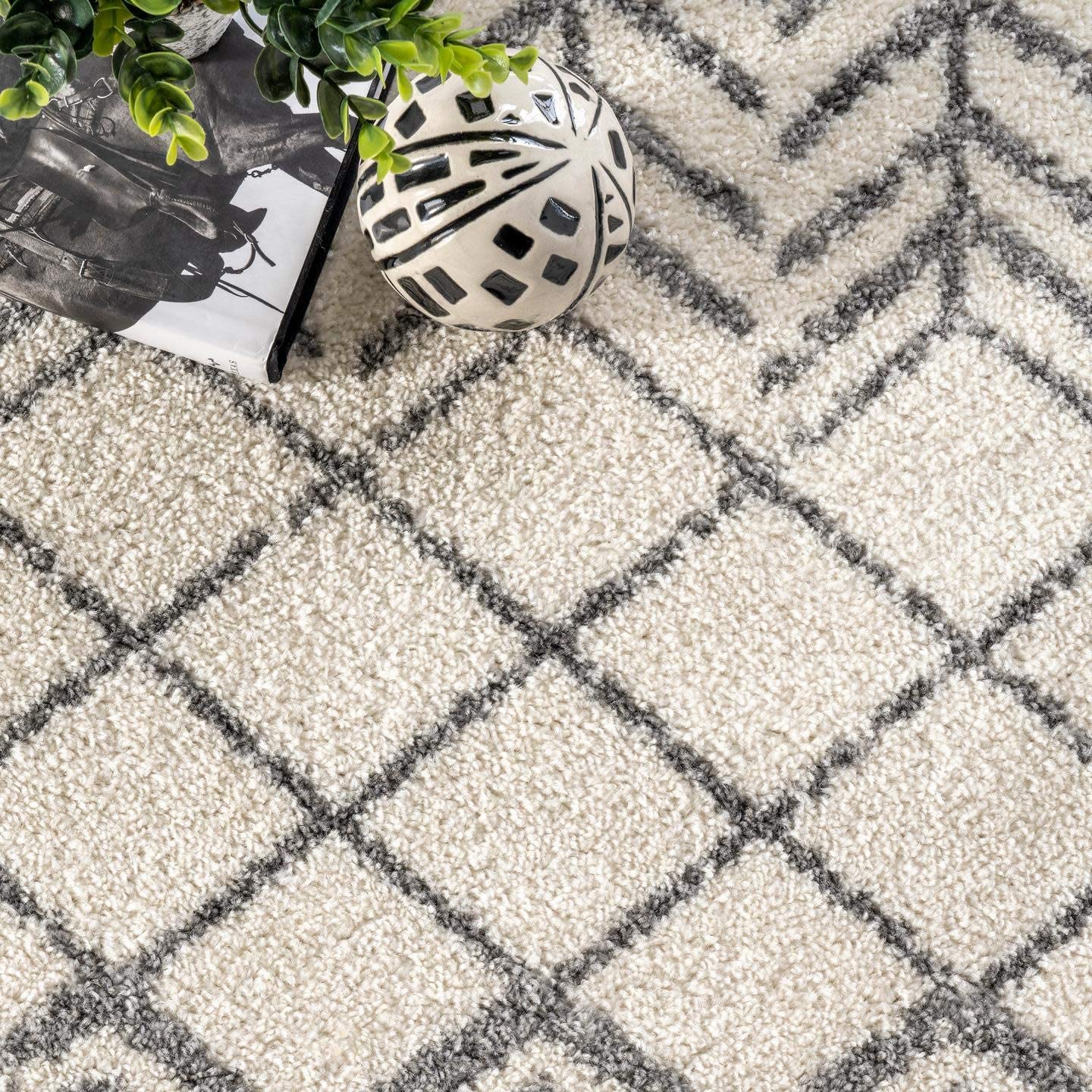 Kenzie Geometric Diamond Area Rug, Off-white