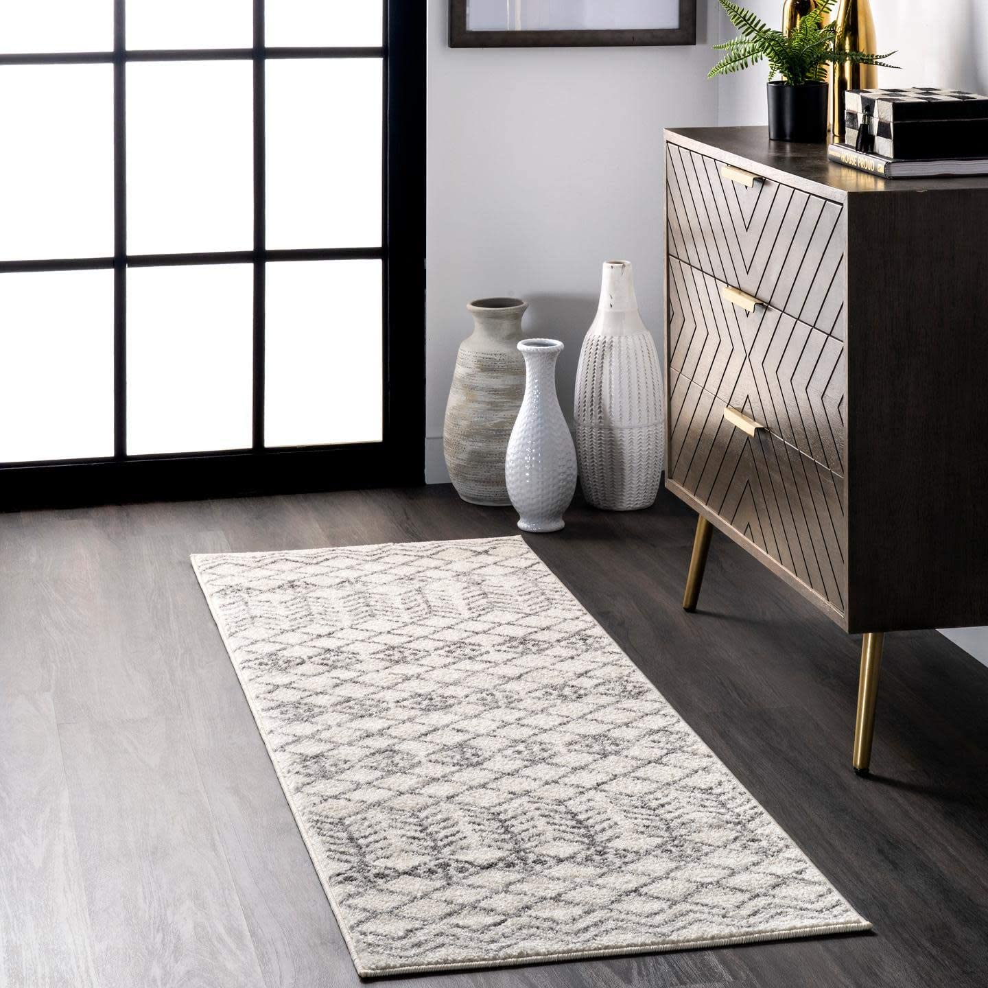 Kenzie Geometric Diamond Area Rug, Off-white