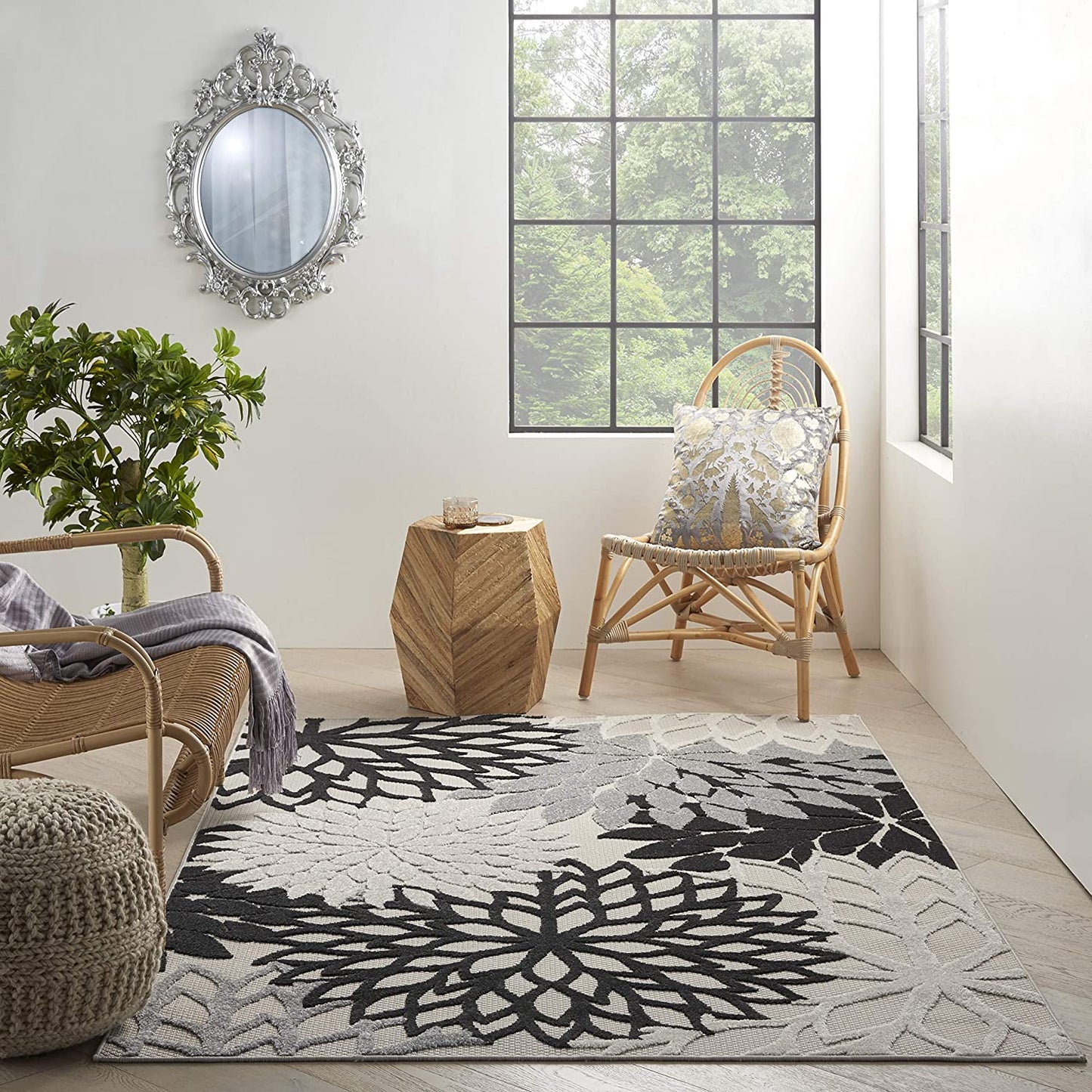 Aloha Indoor/Outdoor Floral Black White Area Rug