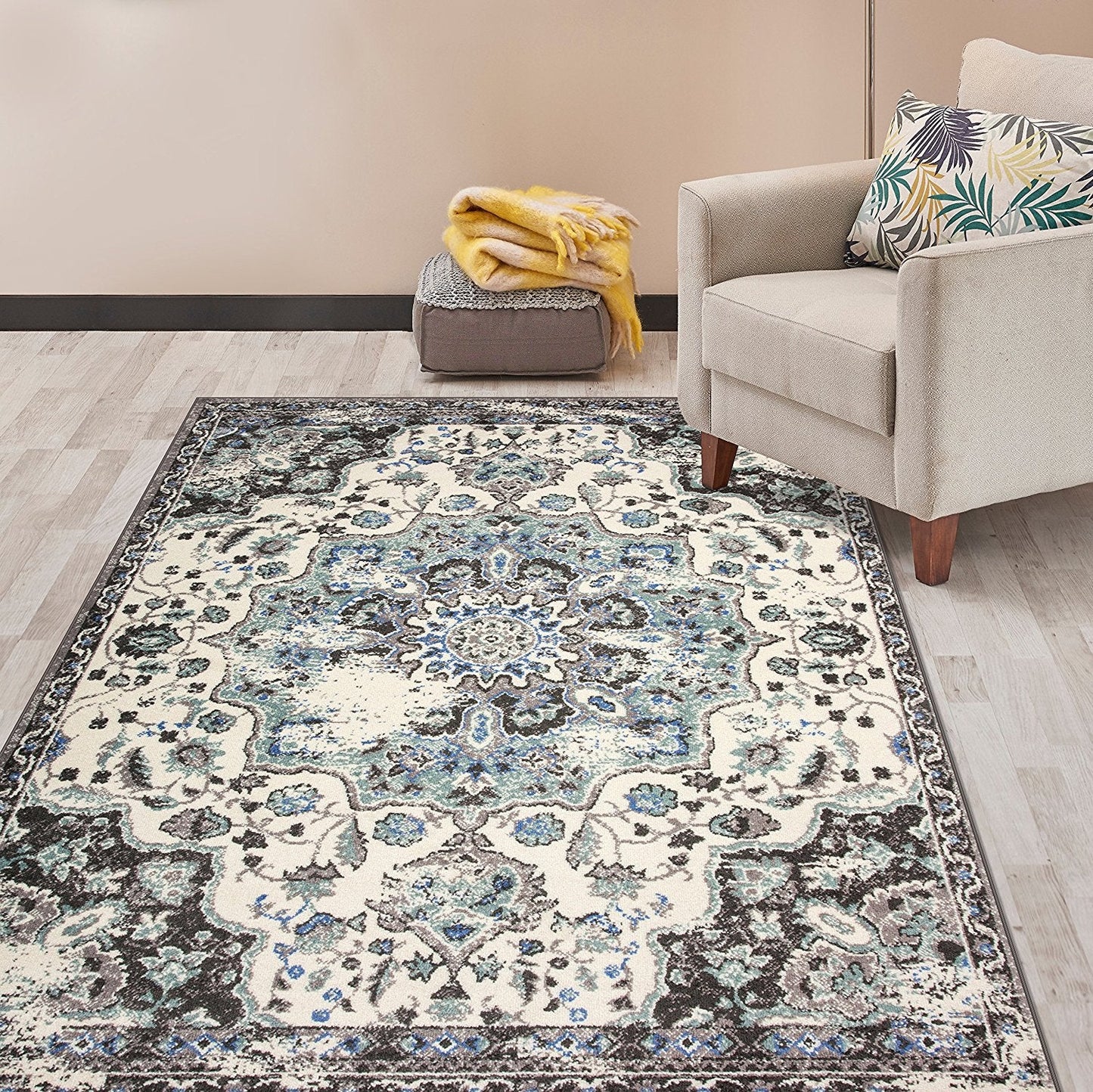 Traditional Distressed Ivory Gray Area Rug